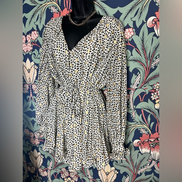 White romper with black and gold spots - Picture 2 of 5